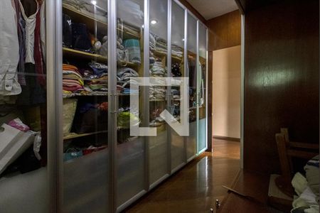 Casa à venda com 600m², 7 quartos e 6 vagas Casa à venda com 600m², 7 quartos e 6 vagasCloset Suíte 1