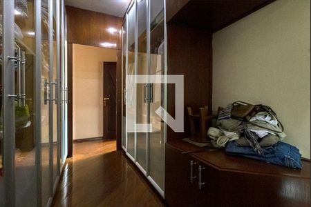 Casa à venda com 600m², 7 quartos e 6 vagas Casa à venda com 600m², 7 quartos e 6 vagasCloset Suíte 1