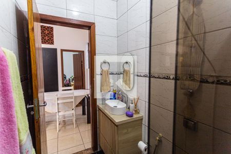 Casa à venda com 300m², 5 quartos e 5 vagas Casa à venda com 300m², 5 quartos e 5 vagasBanheiro Social na Casa dos Fundos