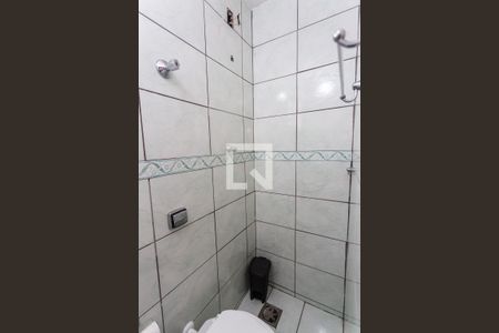 Casa à venda com 300m², 5 quartos e 5 vagas Casa à venda com 300m², 5 quartos e 5 vagasBanheiro da Suíte da Casa dos Fundos