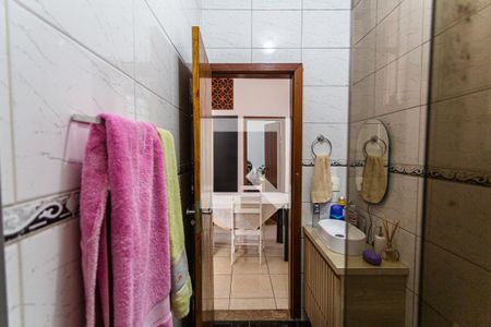 Casa à venda com 300m², 5 quartos e 5 vagas Casa à venda com 300m², 5 quartos e 5 vagasBanheiro Social na Casa dos Fundos