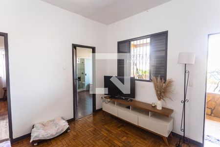 Casa à venda com 300m², 5 quartos e 5 vagas Casa à venda com 300m², 5 quartos e 5 vagasSala da Casa dos Fundos