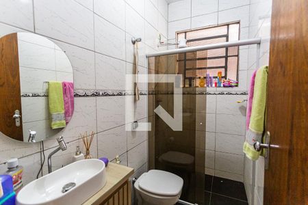 Casa à venda com 300m², 5 quartos e 5 vagas Casa à venda com 300m², 5 quartos e 5 vagasBanheiro Social na Casa dos Fundos