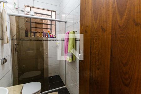 Casa à venda com 300m², 5 quartos e 5 vagas Casa à venda com 300m², 5 quartos e 5 vagasBanheiro Social na Casa dos Fundos