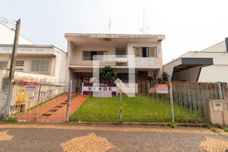 Casa à venda com 336m², 3 quartos e 6 vagas Casa à venda com 336m², 3 quartos e 6 vagasFachada