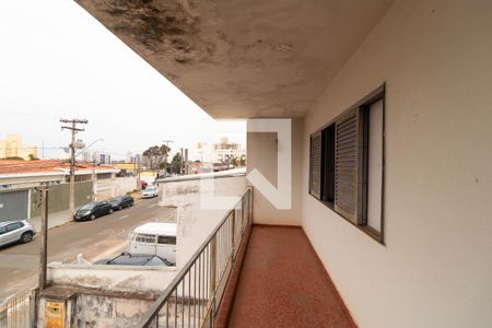 Casa à venda com 336m², 3 quartos e 6 vagas Casa à venda com 336m², 3 quartos e 6 vagasSacada
