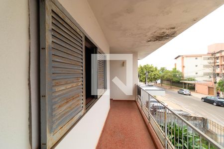 Casa à venda com 336m², 3 quartos e 6 vagas Casa à venda com 336m², 3 quartos e 6 vagasSacada