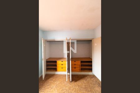 Casa à venda com 336m², 3 quartos e 6 vagas Casa à venda com 336m², 3 quartos e 6 vagasQuarto 01 - Armário