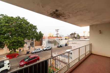 Casa à venda com 336m², 3 quartos e 6 vagas Casa à venda com 336m², 3 quartos e 6 vagasSacada