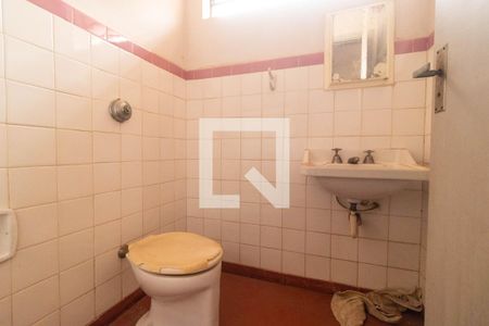 Casa à venda com 336m², 3 quartos e 6 vagas Casa à venda com 336m², 3 quartos e 6 vagasBanheiro de serviço