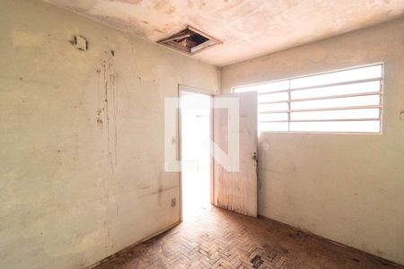 Casa à venda com 336m², 3 quartos e 6 vagas Casa à venda com 336m², 3 quartos e 6 vagasQuarto 01 (Edícula)