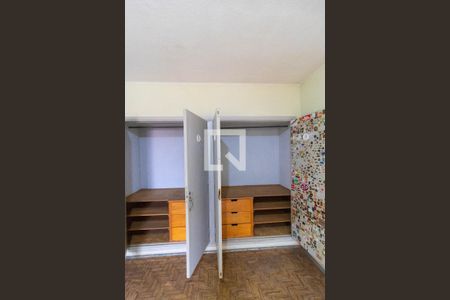 Casa à venda com 336m², 3 quartos e 6 vagas Casa à venda com 336m², 3 quartos e 6 vagasQuarto 02 - Armário