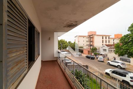 Casa à venda com 336m², 3 quartos e 6 vagas Casa à venda com 336m², 3 quartos e 6 vagasSacada