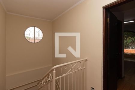 Casa à venda com 680m², 6 quartos e 7 vagas Casa à venda com 680m², 6 quartos e 7 vagasHall escada 2