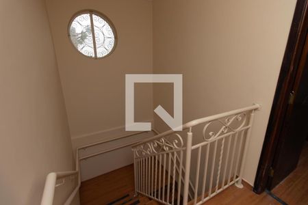Casa à venda com 680m², 6 quartos e 7 vagas Casa à venda com 680m², 6 quartos e 7 vagasHall escada 1