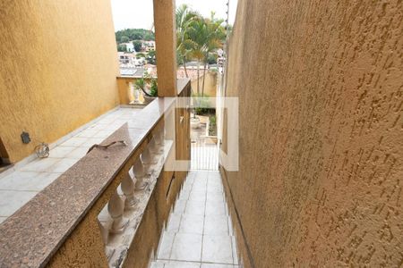 Casa à venda com 680m², 6 quartos e 7 vagas Casa à venda com 680m², 6 quartos e 7 vagasCorredor externo