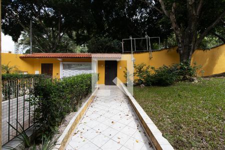 Casa à venda com 680m², 6 quartos e 7 vagas Casa à venda com 680m², 6 quartos e 7 vagasQuintal