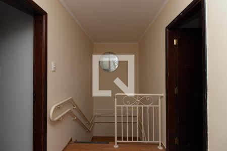 Casa à venda com 680m², 6 quartos e 7 vagas Casa à venda com 680m², 6 quartos e 7 vagasHall escada 1