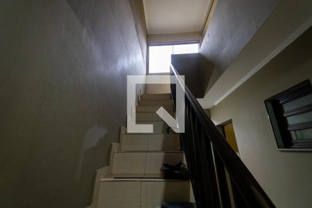 Casa à venda com 260m², 2 quartos e 1 vaga Casa à venda com 260m², 2 quartos e 1 vagaEscada