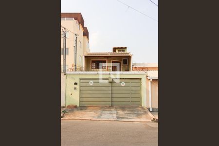 Casa à venda com 225m², 3 quartos e 2 vagasFachada