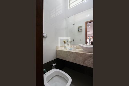 Casa à venda com 225m², 3 quartos e 2 vagasLavabo