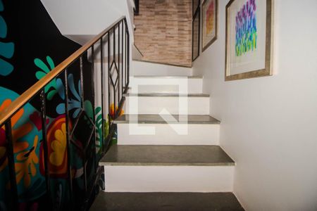 Casa à venda com 130m², 3 quartos e 2 vagas Casa à venda com 130m², 3 quartos e 2 vagasEscada