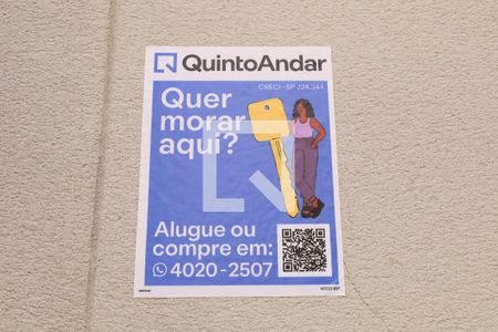 Apartamento para alugar com 38m², 2 quartos e sem vagaPlaca instalada no muro do condomínio