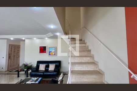 Apartamento à venda com 286m², 3 quartos e 3 vagasEscada