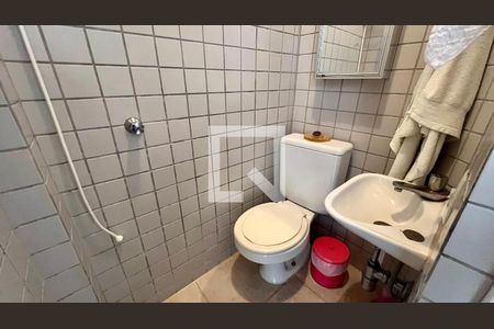 Apartamento à venda com 286m², 3 quartos e 3 vagasBanheiro da suite de serviço 