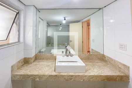 Apartamento à venda com 137m², 2 quartos e 1 vaga Apartamento à venda com 137m², 2 quartos e 1 vagaBanheiro da Suíte