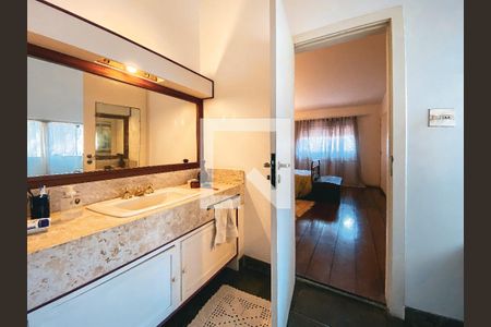 Casa à venda com 299m², 4 quartos e 3 vagasBanheiro da Suíte 2