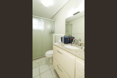 Casa de condomínio para alugar com 180m², 3 quartos e 2 vagas Casa de condomínio para alugar com 180m², 3 quartos e 2 vagasBanheiro da Suíte
