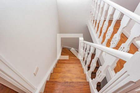 Casa à venda com 216m², 3 quartos e 2 vagasEscada