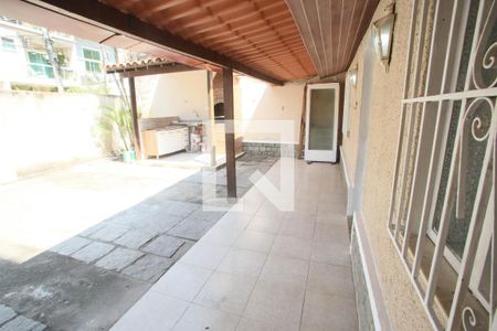 Casa de condomínio à venda com 120m², 3 quartos e 2 vagasVaranda