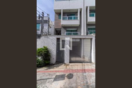 Casa à venda com 320m², 3 quartos e 5 vagas Casa à venda com 320m², 3 quartos e 5 vagasFachada
