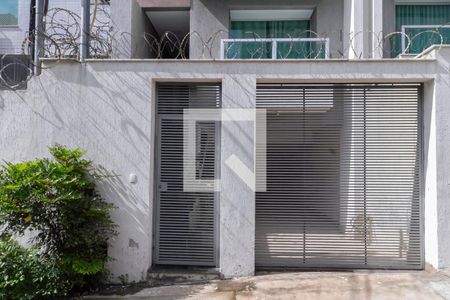 Casa à venda com 320m², 3 quartos e 5 vagas Casa à venda com 320m², 3 quartos e 5 vagasFachada