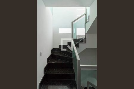 Casa à venda com 320m², 3 quartos e 5 vagas Casa à venda com 320m², 3 quartos e 5 vagasEscada