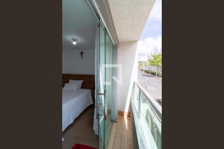 Casa à venda com 320m², 3 quartos e 5 vagas Casa à venda com 320m², 3 quartos e 5 vagasVaranda da suíte