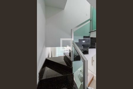 Casa à venda com 320m², 3 quartos e 5 vagas Casa à venda com 320m², 3 quartos e 5 vagasEscada