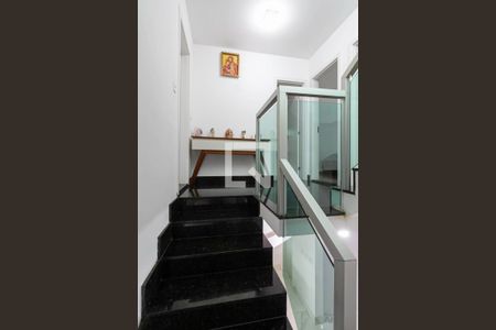 Casa à venda com 320m², 3 quartos e 5 vagas Casa à venda com 320m², 3 quartos e 5 vagasEscada