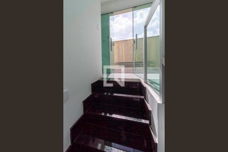 Casa à venda com 320m², 3 quartos e 5 vagas Casa à venda com 320m², 3 quartos e 5 vagasEscada