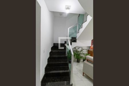 Casa à venda com 320m², 3 quartos e 5 vagas Casa à venda com 320m², 3 quartos e 5 vagasEscada