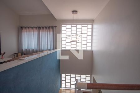 Casa à venda com 319m², 7 quartos e 5 vagas Casa à venda com 319m², 7 quartos e 5 vagasEscada