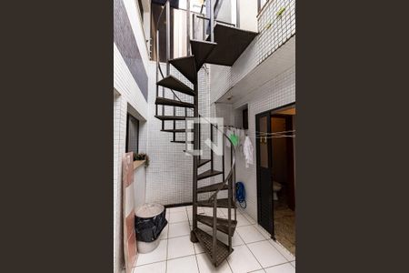 Casa à venda com 149m², 3 quartos e 2 vagas Casa à venda com 149m², 3 quartos e 2 vagasEscada