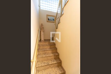 Casa à venda com 149m², 3 quartos e 2 vagas Casa à venda com 149m², 3 quartos e 2 vagasEscada