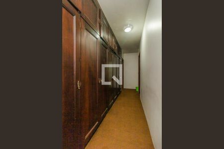 Casa à venda com 480m², 4 quartos e 3 vagas Casa à venda com 480m², 4 quartos e 3 vagasCorredor