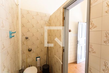 Casa para alugar com 300m², 5 quartos e 3 vagas Casa para alugar com 300m², 5 quartos e 3 vagasBanheiro Social na Casa de Fundos