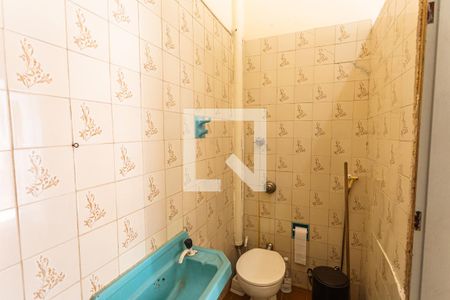 Casa para alugar com 300m², 5 quartos e 3 vagas Casa para alugar com 300m², 5 quartos e 3 vagasBanheiro Social na Casa de Fundos