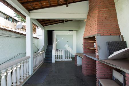 Casa à venda com 200m², 4 quartos e 4 vagas Casa à venda com 200m², 4 quartos e 4 vagasVaranda