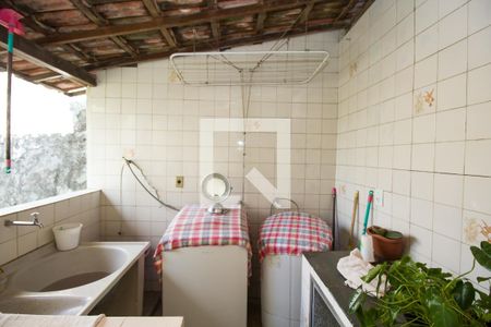 Casa à venda com 200m², 4 quartos e 4 vagas Casa à venda com 200m², 4 quartos e 4 vagasVaranda